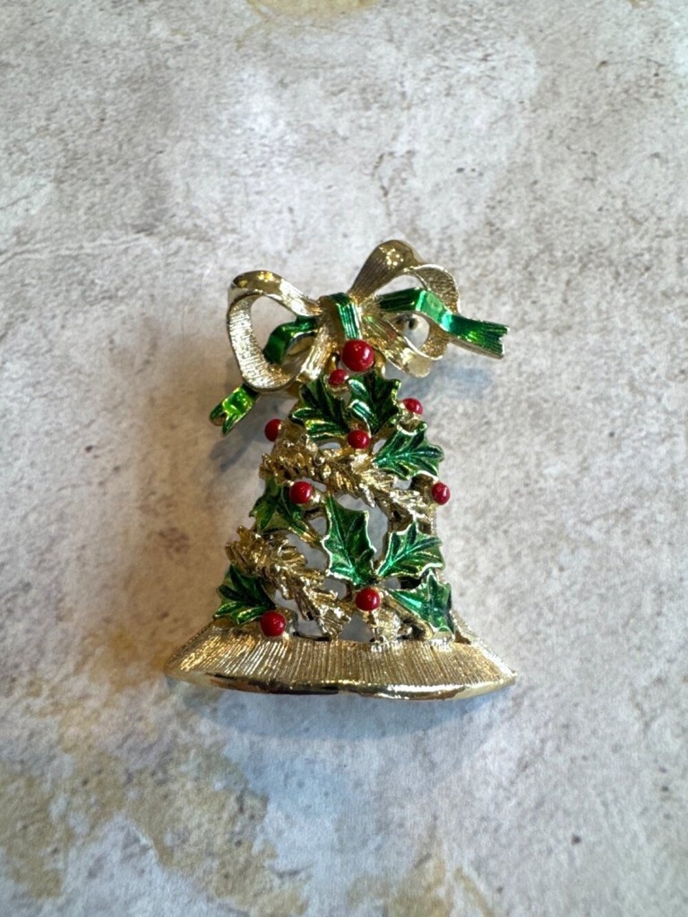 Vintage Gerry's Christmas Holiday Jingle Bell Holly Brooch Pin Gold Tone Back